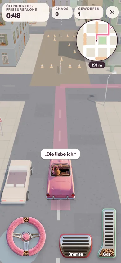 Elodies rosa Cabrio in einer Baustellenstrasse, mit Navi, Plüschlenkrad und Pedalen