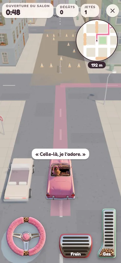 La décapotable rose d'Elodie dans une rue en travaux, avec le GPS, le volant en fourrure et les pédales